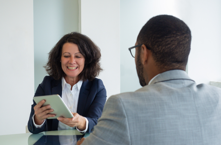 Como a falta de padrão nas entrevistas gera contratações inconsistentes