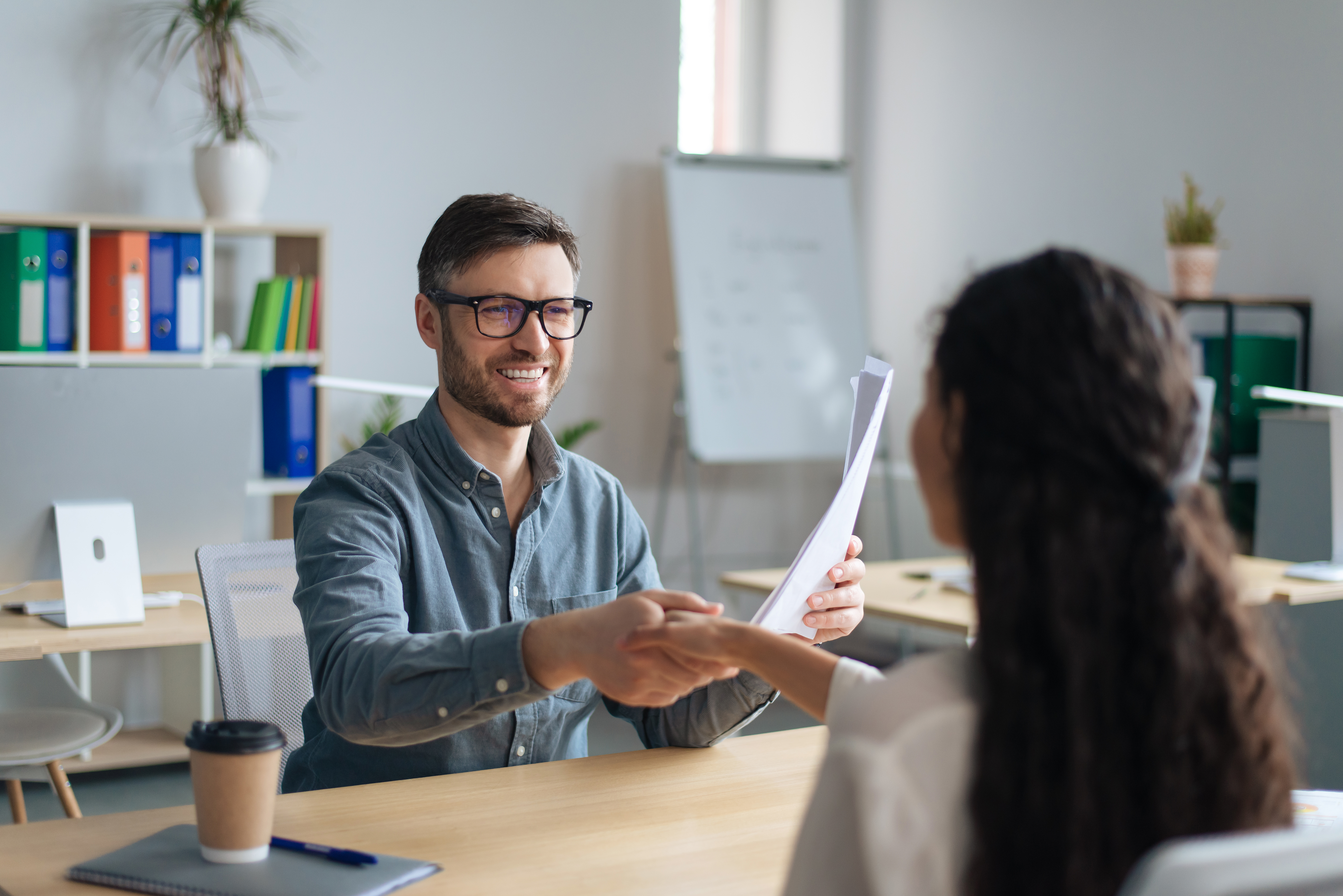 Entrevista estruturada: como padronizar perguntas e contratar com mais assertividade