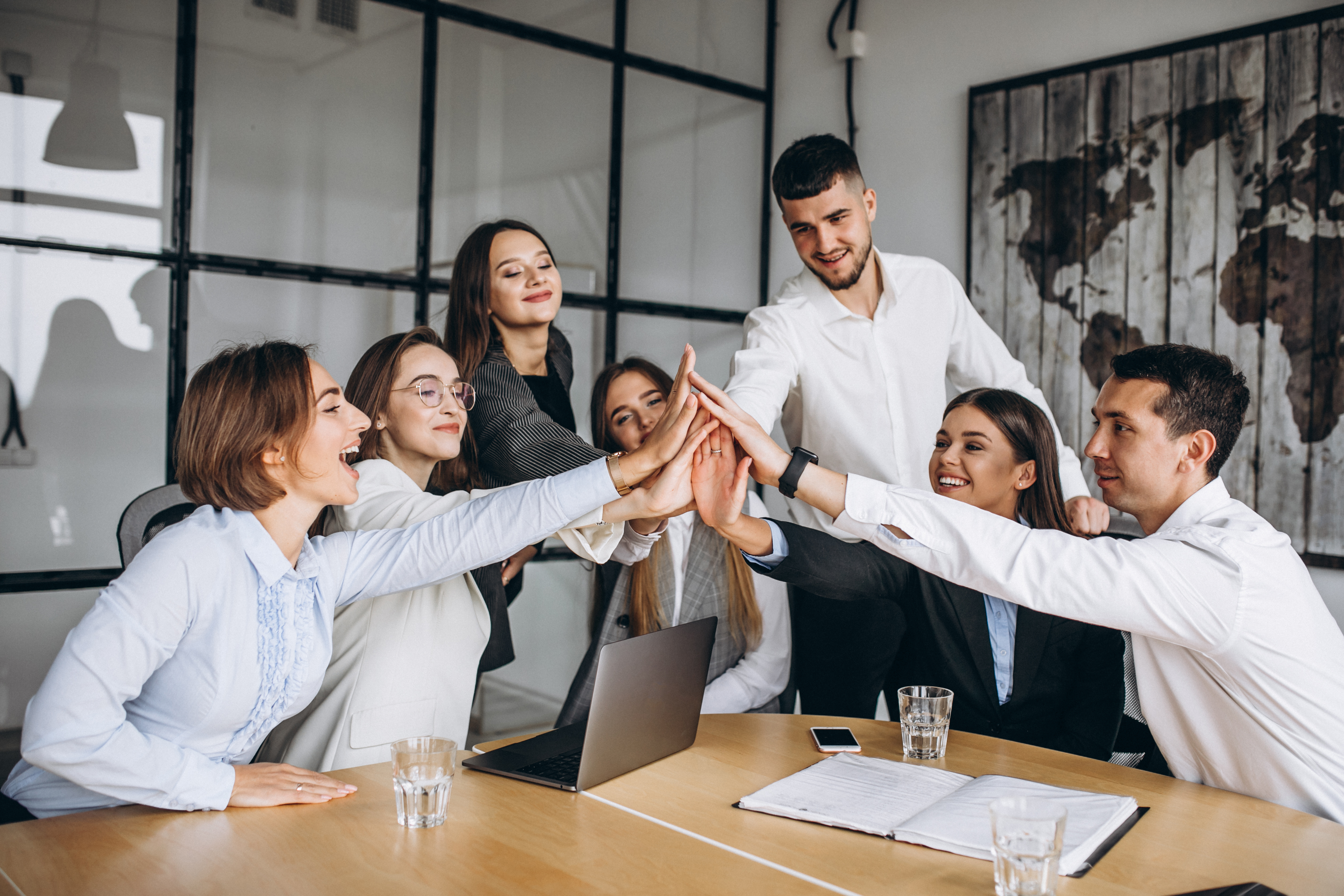 Liderança empática e analítica: o novo perfil de gestor que une pessoas e resultados